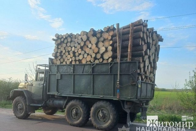 Неподалік Житомира поліцейські зупинили ЗІЛ із колодами: з’ясовують, звідки деревина. ФОТО Неподалік Житомира поліцейські зупинили ЗІЛ із колодами: з’ясовують, звідки деревина. ФОТО