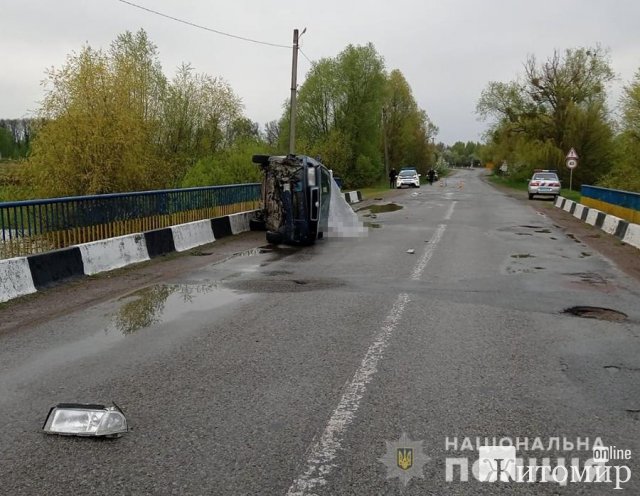 У селі на Житомирщині Skoda врізалась у колесовідбійник та перекинулась: водій загинув на місці пригоди. ФОТО У селі на Житомирщині Skoda врізалась у колесовідбійник та перекинулась: водій загинув на місці пригоди. ФОТО