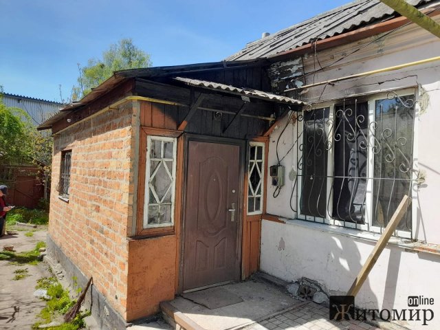 У Коростені горів будинок на трьох господарів: існувала загроза розповсюдження вогню на два магазини. ФОТО У Коростені горів будинок на трьох господарів: існувала загроза розповсюдження вогню на два магазини. ФОТО