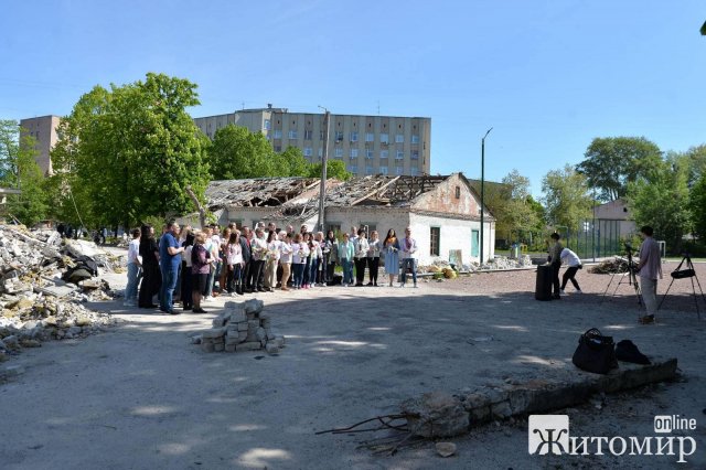 У Житомирі біля розбомбленого ліцею батьки учнів, випускники, працівники школи, організували акцію. ФОТО
