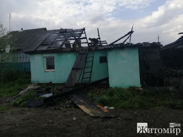 У селі Житомирської області загорілась господарча будівля, вогонь "охопив" ще шість приміщень та житловий будинок. ФОТО У селі Житомирської області загорілась господарча будівля, вогонь "охопив" ще шість приміщень та житловий будинок. ФОТО