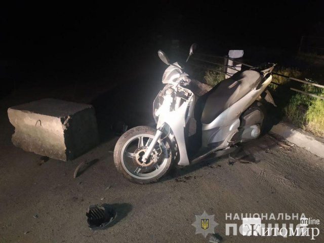 У місті Житомирської області водій скутера врізався бетонну плиту, що обмежувала рух перед пошкодженим мостом. ФОТО У місті Житомирської області водій скутера врізався бетонну плиту, що обмежувала рух перед пошкодженим мостом. ФОТО