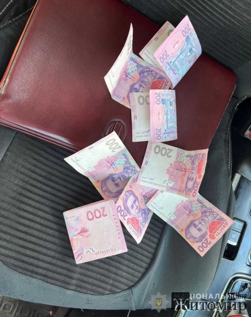 У Новограді-Волинському поліцейські зупинили ВАЗ за порушення ПДР: водій мав фальшиві документи та пропонував хабар. ФОТО