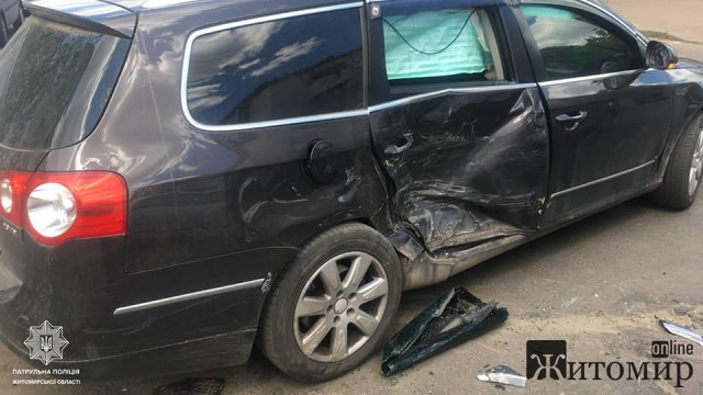 У Житомирі на перехресті Київської та Мазепи зіштовхнулись Volkswagen та Mitsubishi. ФОТО У Житомирі на перехресті Київської та Мазепи зіштовхнулись Volkswagen та Mitsubishi. ФОТО