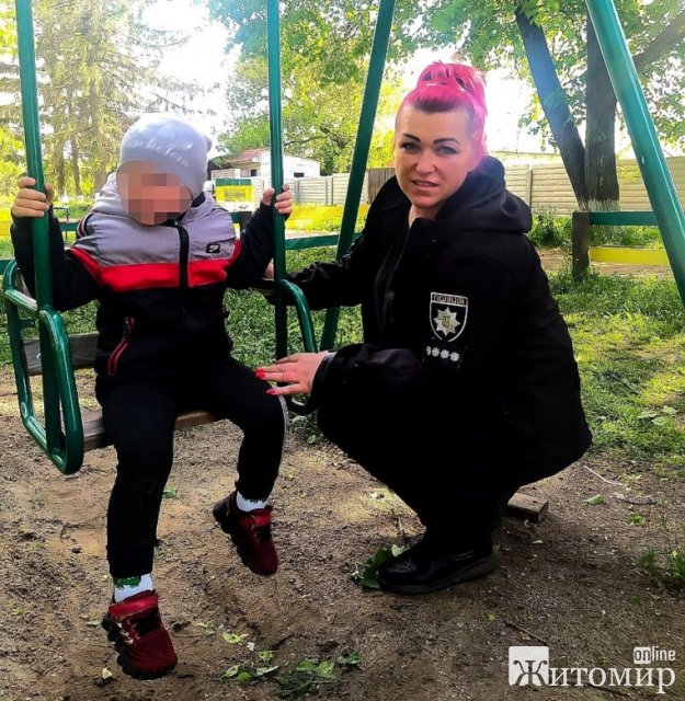 У селищі Житомирської області таксист помітив 3-річного хлопчика, який сам гуляв вулицями: за годину розшукали матір. ФОТО