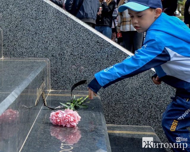 У Житомирі покладанням квітів відзначили День Героїв. ФОТО У Житомирі покладанням квітів відзначили День Героїв. ФОТО