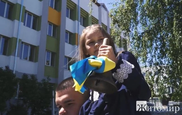 Житомирська гімназія №23 нестандартно привітала своїх учнів з останнім дзвоником. ВІДЕО
