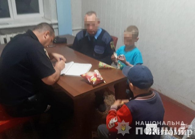 У Коростишеві та в одному з сіл біля Житомира поліцейські зупинили маленьких мандрівників, які йшли до Києва. ФОТО У Коростишеві та в одному з сіл біля Житомира поліцейські зупинили маленьких мандрівників, які йшли до Києва. ФОТО