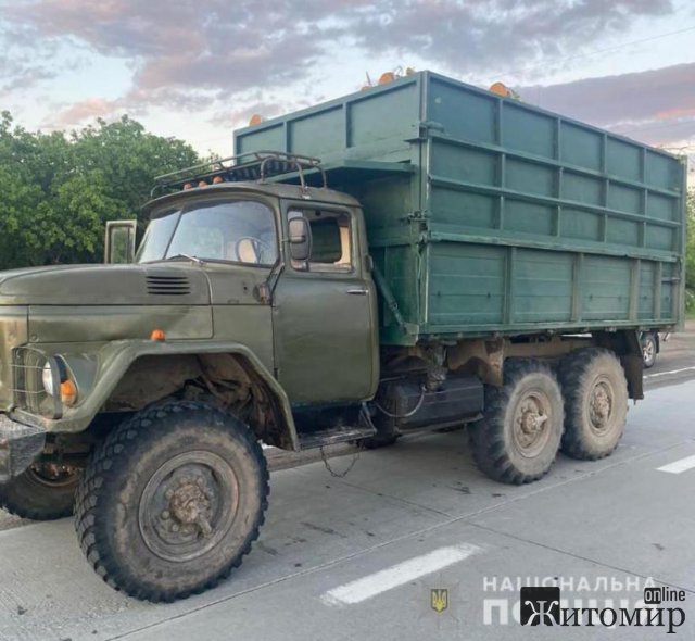 На автодорозі в Житомирській області поліцейські зупинили вантажівку: під березняком водій приховав соснові колоди. ФОТО На автодорозі в Житомирській області поліцейські зупинили вантажівку: під березняком водій приховав соснові колоди. ФОТО