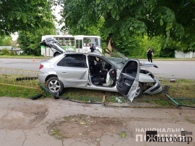 У Коростені зіштовхнувся з мопедом та врізався в дерево: водій автомобіля загинув, пасажирка травмована. ФОТО У Коростені зіштовхнувся з мопедом та врізався в дерево: водій автомобіля загинув, пасажирка травмована. ФОТО