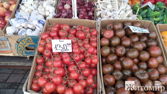 Через високі ціни на житомирському ринку немає попиту на томати. ФОТО Через високі ціни на житомирському ринку немає попиту на томати. ФОТО