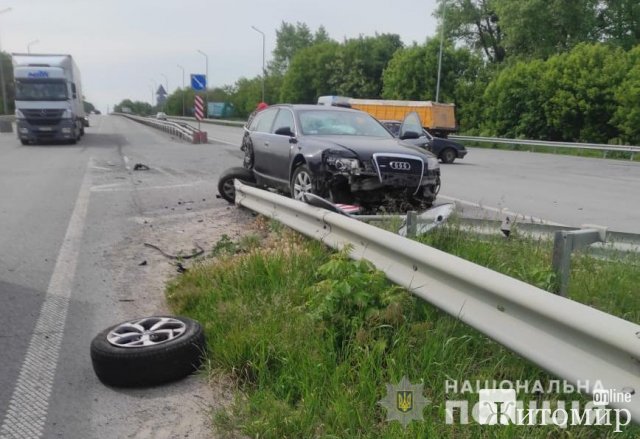 На трасі в Житомирській області Kia зіштовхнувся з Audi, який стояв у місці розвороту: травмовані п На трасі в Житомирській області Kia зіштовхнувся з Audi, який стояв у місці розвороту: травмовані п
