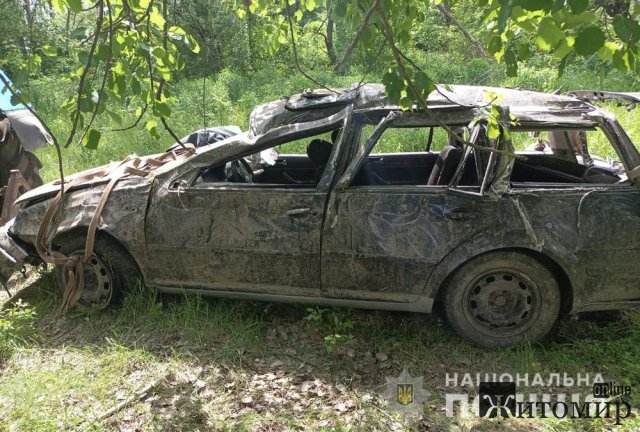 На автодорозі Чуднів – Іванопіль Volkswagen з’їхав з дороги та перекинувся: 23-річний пасажир у лікарні. ФОТО На автодорозі Чуднів – Іванопіль Volkswagen з’їхав з дороги та перекинувся: 23-річний пасажир у лікарні. ФОТО