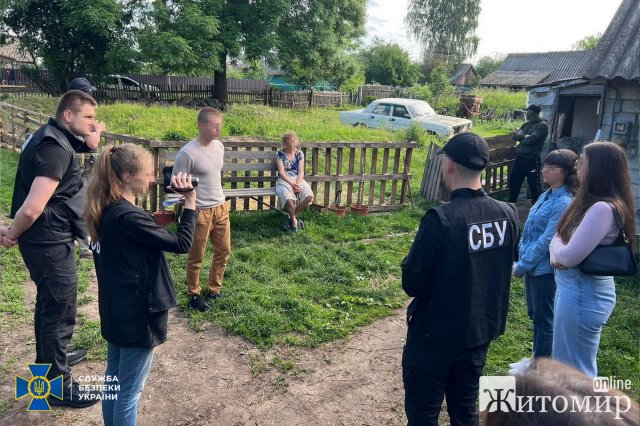 Жителька села Житомирської області здавала ворогу переміщення сил ЗСУ у північних районах. ФОТО Жителька села Житомирської області здавала ворогу переміщення сил ЗСУ у північних районах. ФОТО