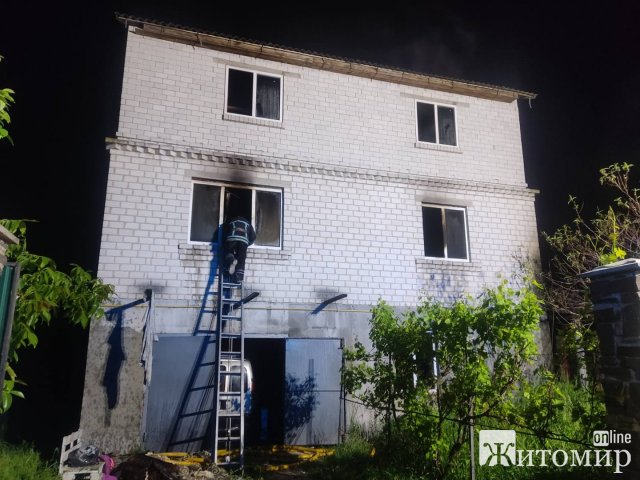 У селі поблизу Житомира горів триповерховий будинок. ФОТО У селі поблизу Житомира горів триповерховий будинок. ФОТО
