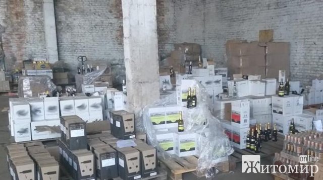 Зі складу в Житомирі правоохоронці вилучили нелегальні 18 тис. пляшок алкоголю на суму 3 млн грн Зі складу в Житомирі правоохоронці вилучили нелегальні 18 тис. пляшок алкоголю на суму 3 млн грн