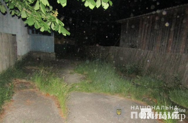 У селі на Житомирщині під час чаркування між братами стався конфлікт, який закінчився вбивством. ФОТО У селі на Житомирщині під час чаркування між братами стався конфлікт, який закінчився вбивством. ФОТО