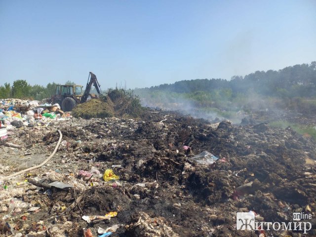 У селі Житомирського району рятувальники 8 годин ліквідовували пожежу на сміттєзвалищі. ФОТО У селі Житомирського району рятувальники 8 годин ліквідовували пожежу на сміттєзвалищі. ФОТО