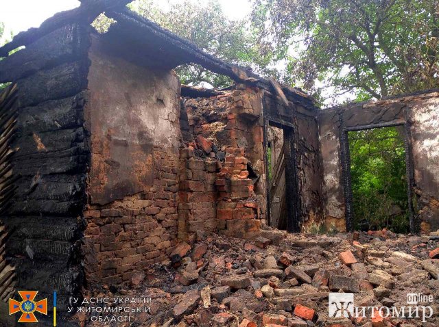 У Коростені люди спалювали сміття і ледь не знищили будинок. ФОТО