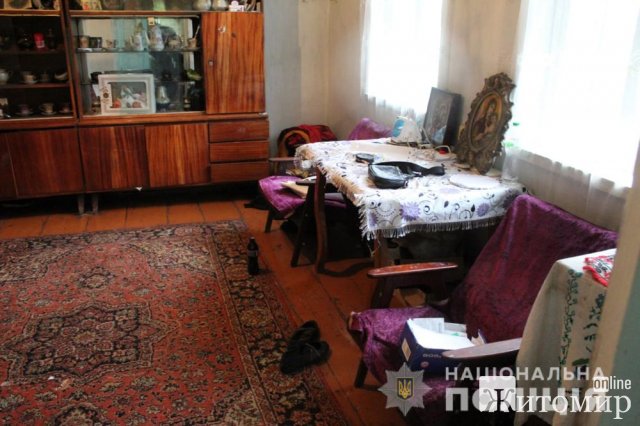 На Коростенщині затримали чоловіка, який виніс з чужого будинку 2,5 грн та продукти. ФОТО На Коростенщині затримали чоловіка, який виніс з чужого будинку 2,5 грн та продукти. ФОТО
