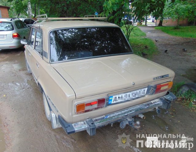 У Житомирі затримали автозлодія одразу після крадіжки з ВАЗу пенсіонера. ФОТО У Житомирі затримали автозлодія одразу після крадіжки з ВАЗу пенсіонера. ФОТО