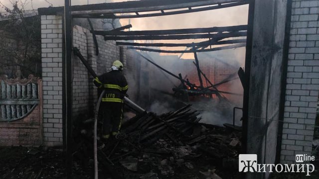У Житомирі на Богунії горів будинок: вогонь знищив гараж, авто, речі домашнього вжитку ФОТО У Житомирі на Богунії горів будинок: вогонь знищив гараж, авто, речі домашнього вжитку ФОТО