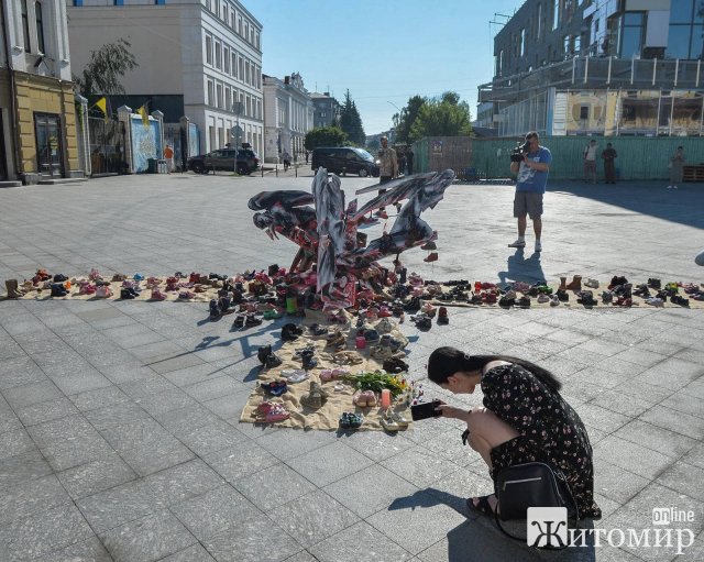 У Житомирі на Михайлівській вшанували пам’ять дітей, що стали жертвами війни. ФОТО