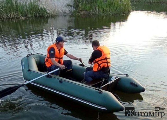 Зі ставку на Житомирщині рятувальники дістали тіло 48-річного чоловіка. ФОТО Зі ставку на Житомирщині рятувальники дістали тіло 48-річного чоловіка. ФОТО