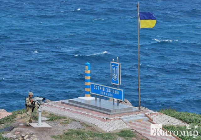 На острові Зміїний встановили український прапор