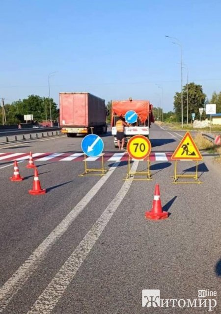 На трасі Київ-Чоп у Житомирській області шляховики почали наносити дорожню розмітку. ФОТО На трасі Київ-Чоп у Житомирській області шляховики почали наносити дорожню розмітку. ФОТО