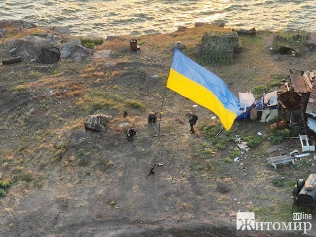 Острів Зміїний під українським стягом. ФОТО Острів Зміїний під українським стягом. ФОТО