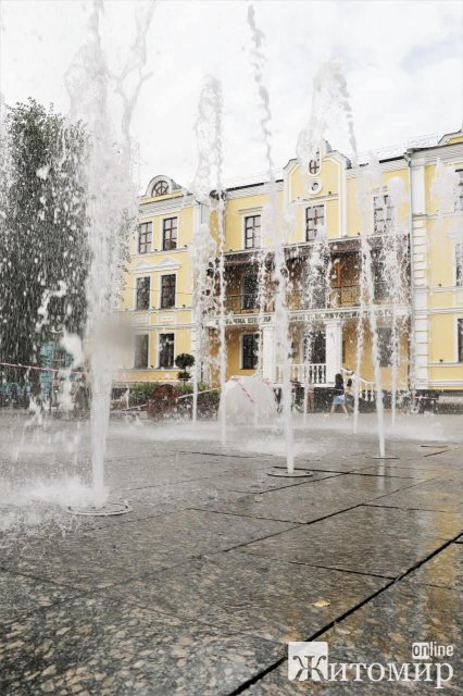На Михайлівській в Житомирі запрацював фонтан. ФОТО