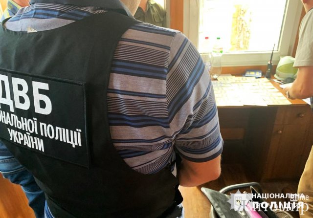 Житель Житомирщини хотів за три тисячі доларів виїхати за кордон, чоловіка затримали. ФОТО