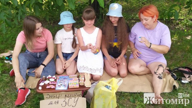 Троє школярок з Новограда-Волинського продають зроблені власноруч поробки – гроші віддають на ЗСУ