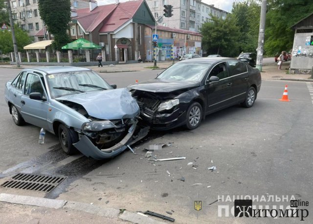 На перехресті в Житомирі зіштовхнулись Volkswagen та Daewoo, травмовані двоє. ФОТО