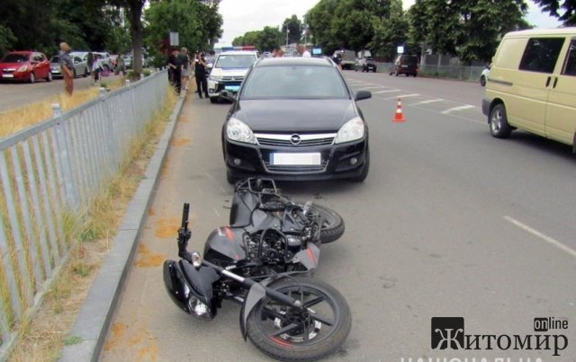 У Коростишеві Opel зіштовхнувся з мотоциклом, водій двоколісника отримав травми. ФОТО У Коростишеві Opel зіштовхнувся з мотоциклом, водій двоколісника отримав травми. ФОТО