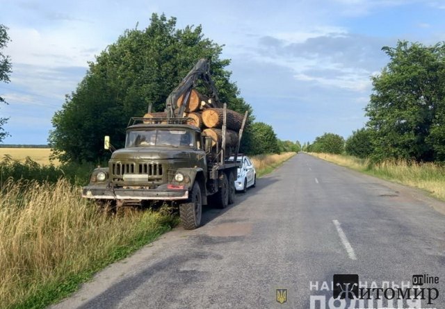 На Житомирщині поліцейські зупинили ЗІЛ з деревиною без належних документів. ФОТО На Житомирщині поліцейські зупинили ЗІЛ з деревиною без належних документів. ФОТО
