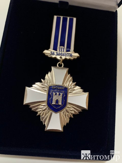 Сергій Сухомлин нагородив житомирського тренера відзнакою за заслуги перед містом, який став військовим
