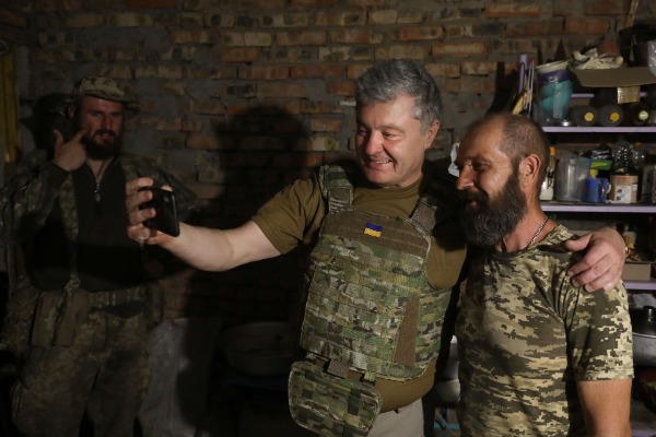 Порошенко на передовій поспілкувався з бійцями: робимо все, щоб оснастити хлопців перед контрнаступом Порошенко на передовій поспілкувався з бійцями: робимо все, щоб оснастити хлопців перед контрнаступом