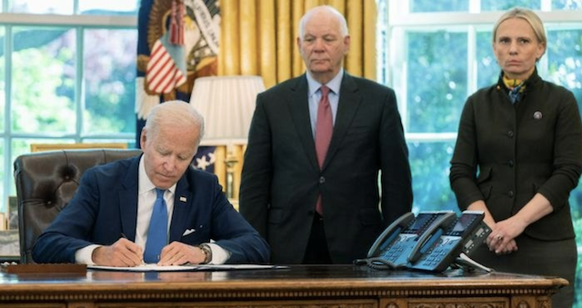 Чому конгресвумен США Вікторія Спартц вимагає відставки Чому конгресвумен США Вікторія Спартц вимагає відставки