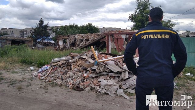 Рятувальник з Коростеня розповів, як голіруч розбирали завали палаючого гаража після бомбардування, де сиділи діти. ФОТО Рятувальник з Коростеня розповів, як голіруч розбирали завали палаючого гаража після бомбардування, де сиділи діти. ФОТО