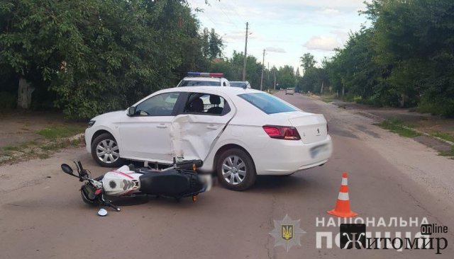 У Бердичеві мотоцикліст зіштовхнувся з Peugeot, травми отримав водій двоколісника. ФОТО У Бердичеві мотоцикліст зіштовхнувся з Peugeot, травми отримав водій двоколісника. ФОТО