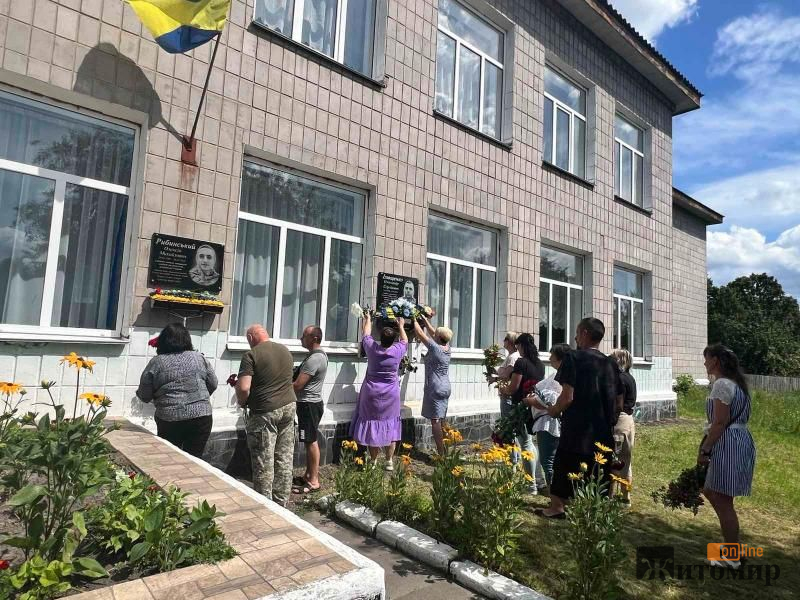 На Овруччині на фасаді гімназії відкрили меморіальну дошку Герою Олександру Ілющенку. ФОТО - Події. Джерело: Zhitomir-OnLine На Овруччині на фасаді гімназії відкрили меморіальну дошку Герою Олександру Ілющенку. ФОТО - фото №3