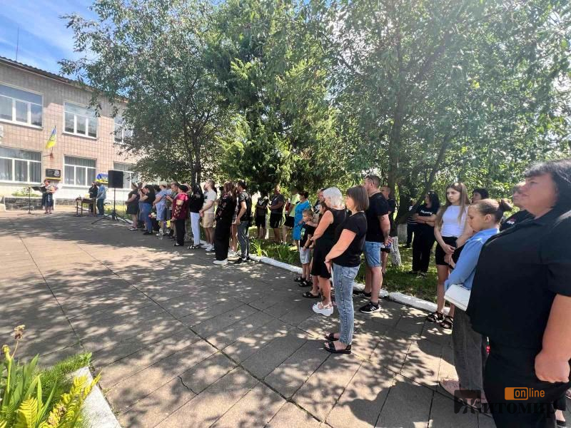 На Овруччині на фасаді гімназії відкрили меморіальну дошку Герою Олександру Ілющенку. ФОТО - Події. Джерело: Zhitomir-OnLine На Овруччині на фасаді гімназії відкрили меморіальну дошку Герою Олександру Ілющенку. ФОТО - фото №