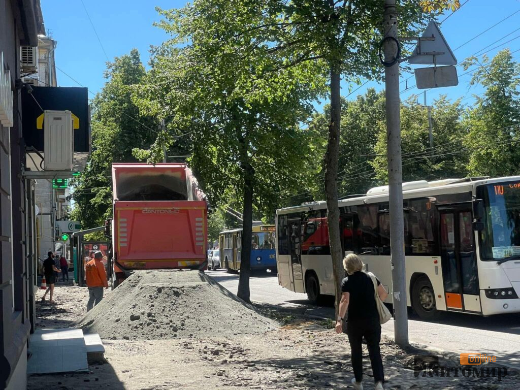 Ремонт на Київській у Житомирі загрожує безпеці пішоходів. ФОТО - Події. Джерело: Zhitomir-OnLine Ремонт на Київській у Житомирі загрожує безпеці пішоходів. ФОТО - фото №2