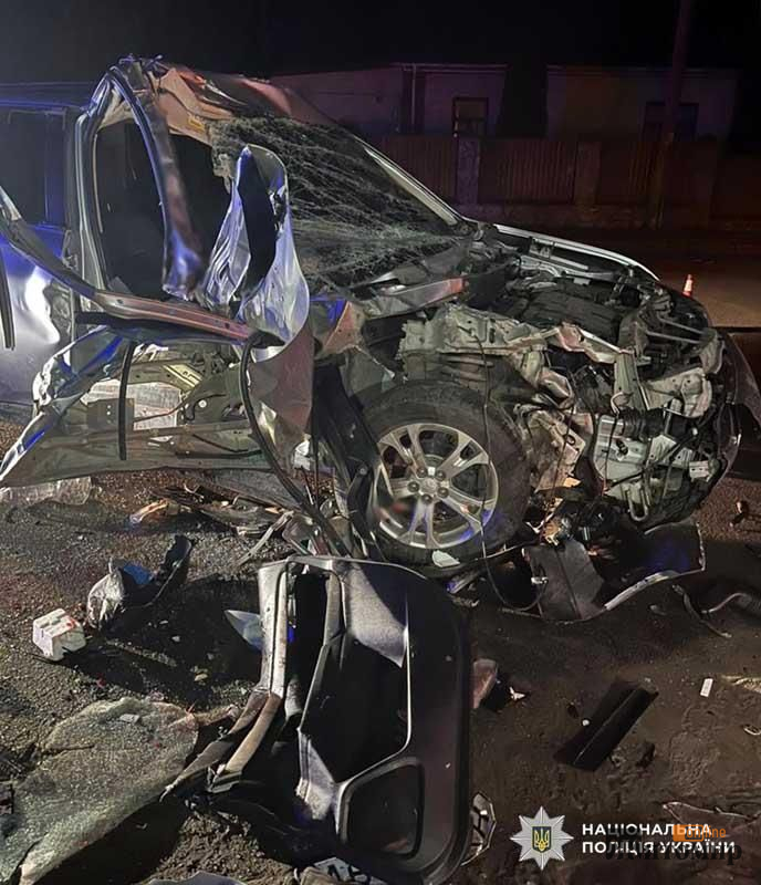 У місті Житомирської області Mitsubishi врізався в припарковану вантажівку: одна людина загинула - Події. Джерело: Zhitomir-OnLine У місті Житомирської області Mitsubishi врізався в припарковану вантажівку: одна людина загинула - фото №
