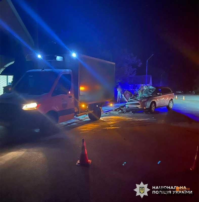 У місті Житомирської області Mitsubishi врізався в припарковану вантажівку: одна людина загинула - Події. Джерело: Zhitomir-OnLine У місті Житомирської області Mitsubishi врізався в припарковану вантажівку: одна людина загинула - фото №1