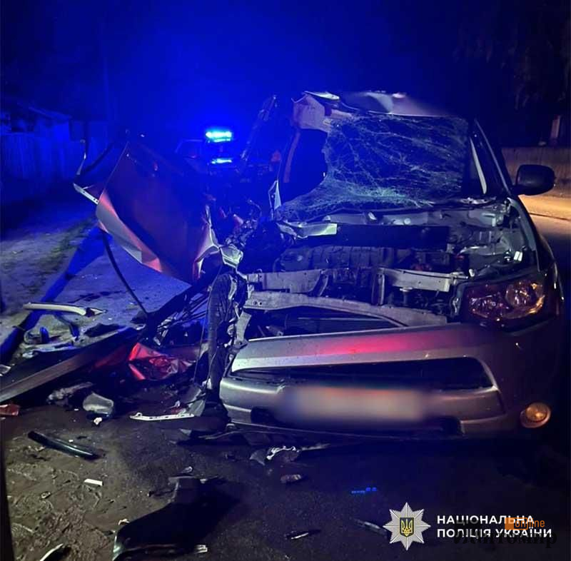 У місті Житомирської області Mitsubishi врізався в припарковану вантажівку: одна людина загинула - Події. Джерело: Zhitomir-OnLine У місті Житомирської області Mitsubishi врізався в припарковану вантажівку: одна людина загинула - фото №2