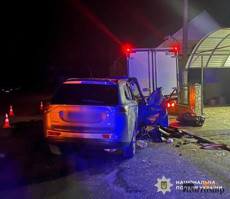 У місті Житомирської області Mitsubishi врізався в припарковану вантажівку: одна людина загинула - Події. Джерело: Zhitomir-OnLine У місті Житомирської області Mitsubishi врізався в припарковану вантажівку: одна людина загинула - фото №3