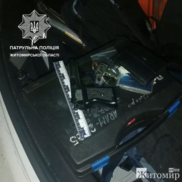 На проспекті Незалежності в Житомирі патрульні затримали чоловіка з предметом, схожим на зброю. ФОТО На проспекті Незалежності в Житомирі патрульні затримали чоловіка з предметом, схожим на зброю. ФОТО